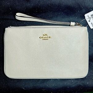 ⭐⭐Coach Leather Large Wristlet⭐⭐